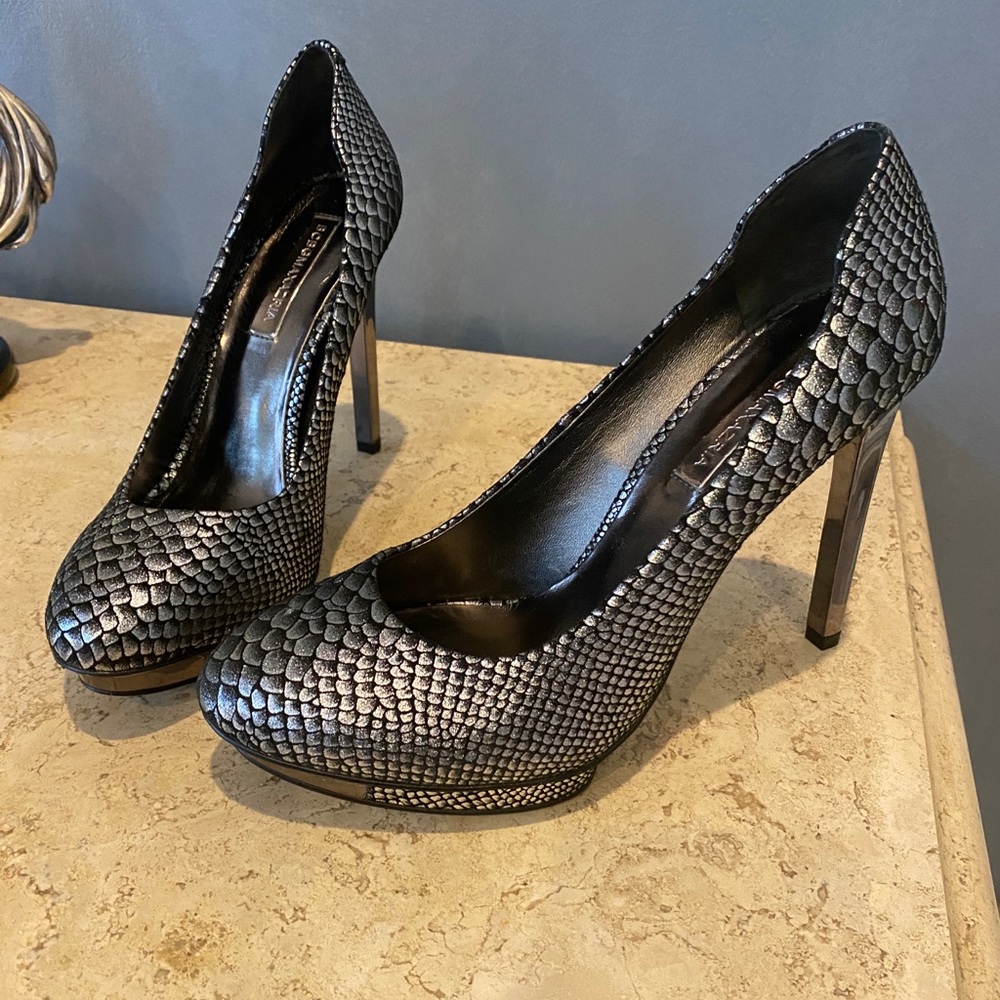 BCBG Snakeskin pumps